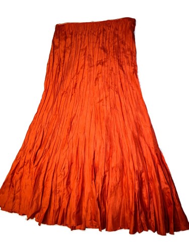 Falda plisada naranja de satén con cintura alta – Núria Aymerich Falda plisada naranja de satén con cintura alta – Núria Aymerich