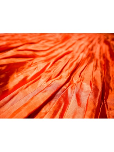 Falda plisada naranja de satén con cintura alta – Núria Aymerich Falda plisada naranja de satén con cintura alta – Núria Aymerich
