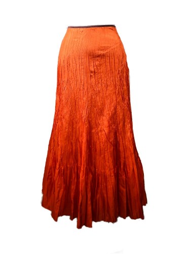 Falda plisada naranja de satén con cintura alta – Núria Aymerich Falda plisada naranja de satén con cintura alta – Núria Aymerich