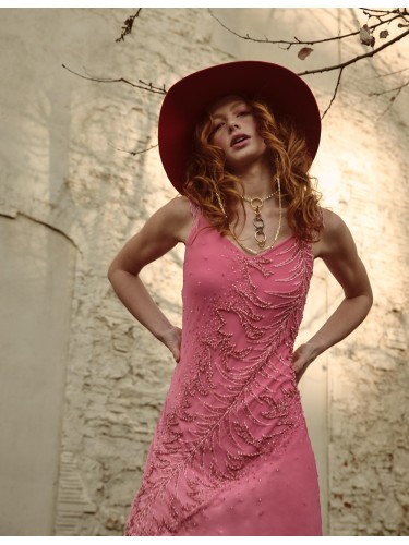 Vestido V midi fucsia con pedrería, foto Andrew Diez