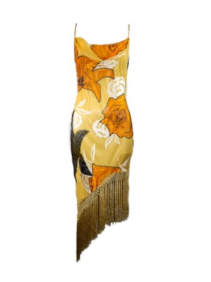 Vestido ocre dorado, con pedrería y flecos
