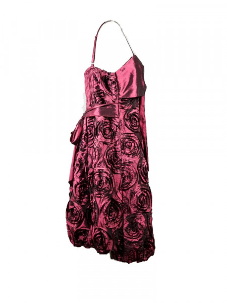 Vestido corto balloon, fucsia, con rosetones, lateral
