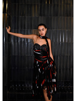 Vestido sun dress midi, en crepé de seda negro con estampado