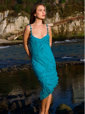 Vestido_azul_con_pedrería_modelo@ryleesellerrs_foto@kanakozlowski