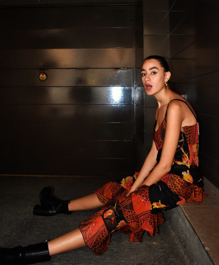 Vestido estampado con pedrer&iacute;a y volantes, negro orange