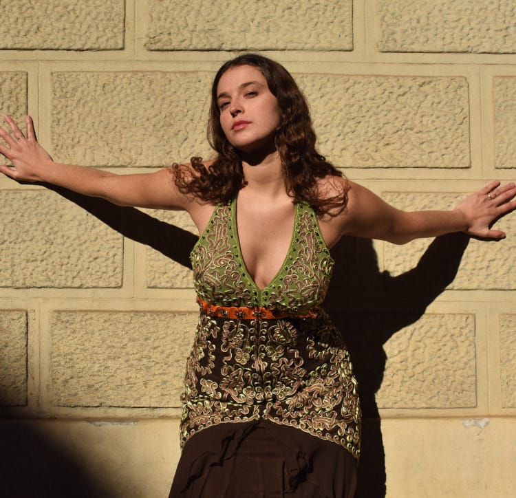 Vestido largo con cuello halter y cenefas de pasamaner&iacute;a verde
