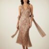 Vestido elegante con estampado floral.