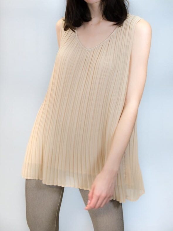 Top beige sin manga plisado