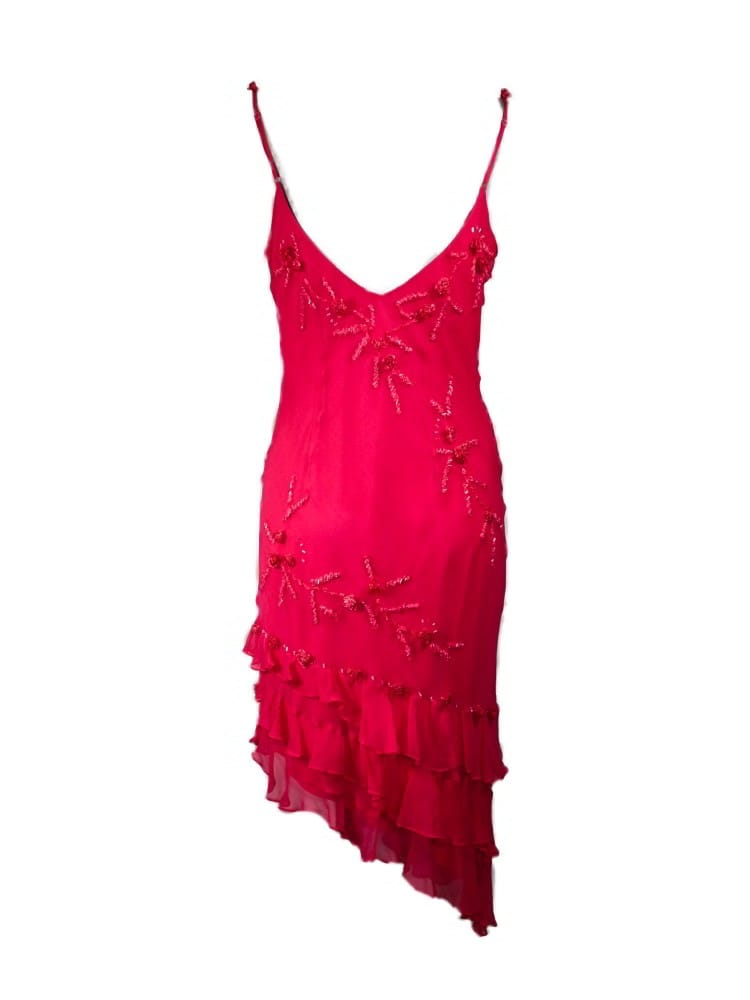 Vestido fucsia con pedrería y volantes asimétrico
