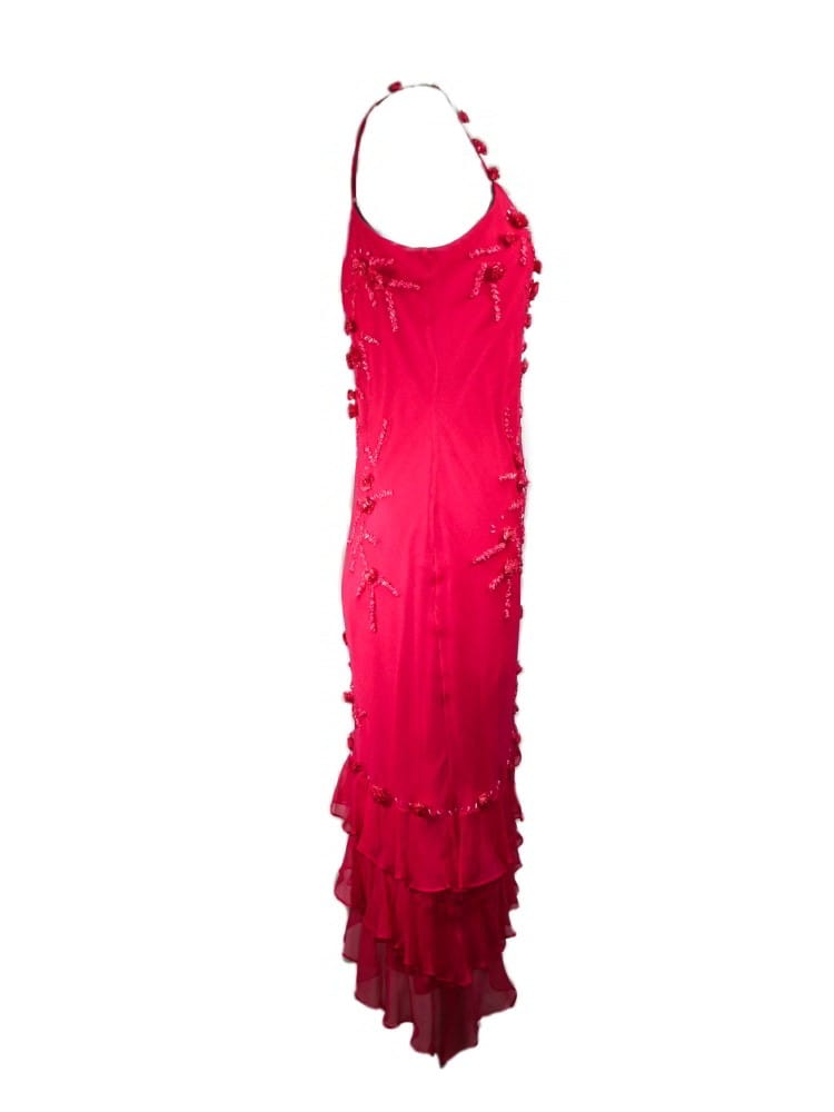 Vestido fucsia con pedrería y volantes asimétrico