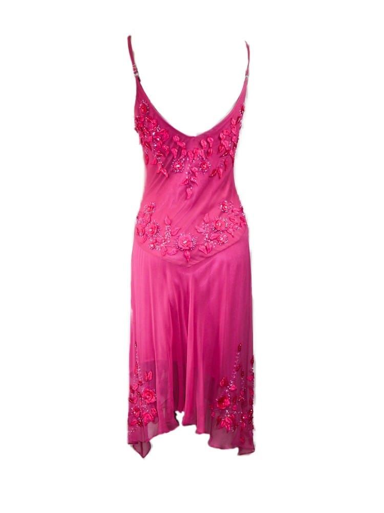 Vestido midi fucsia con pedrería Vestido midi fucsia con pedrería
