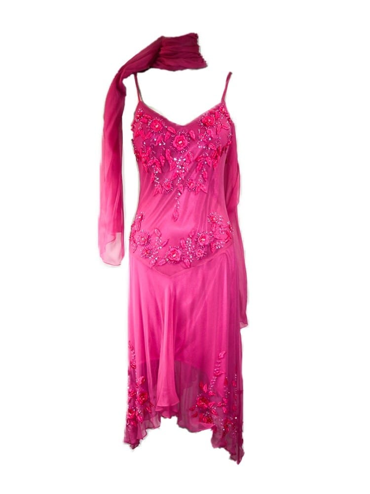 Vestido midi fucsia con pedrería Vestido midi fucsia con pedrería
