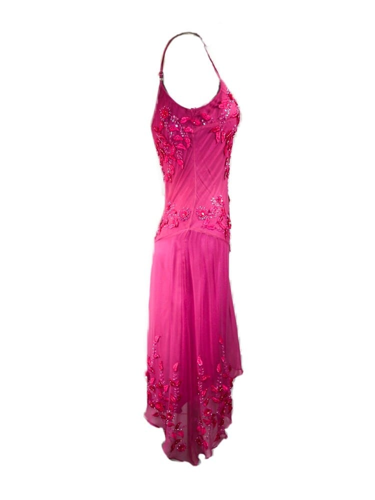 Vestido midi fucsia con pedrería Vestido midi fucsia con pedrería