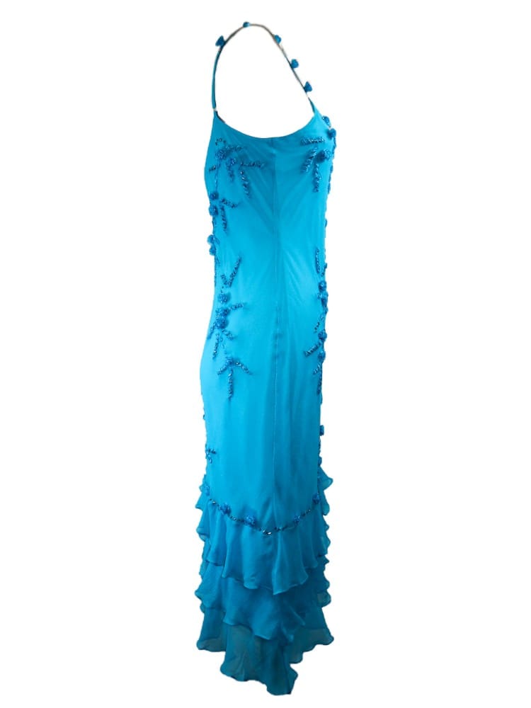 Vestido azul con pedrería y volantes asimétrico