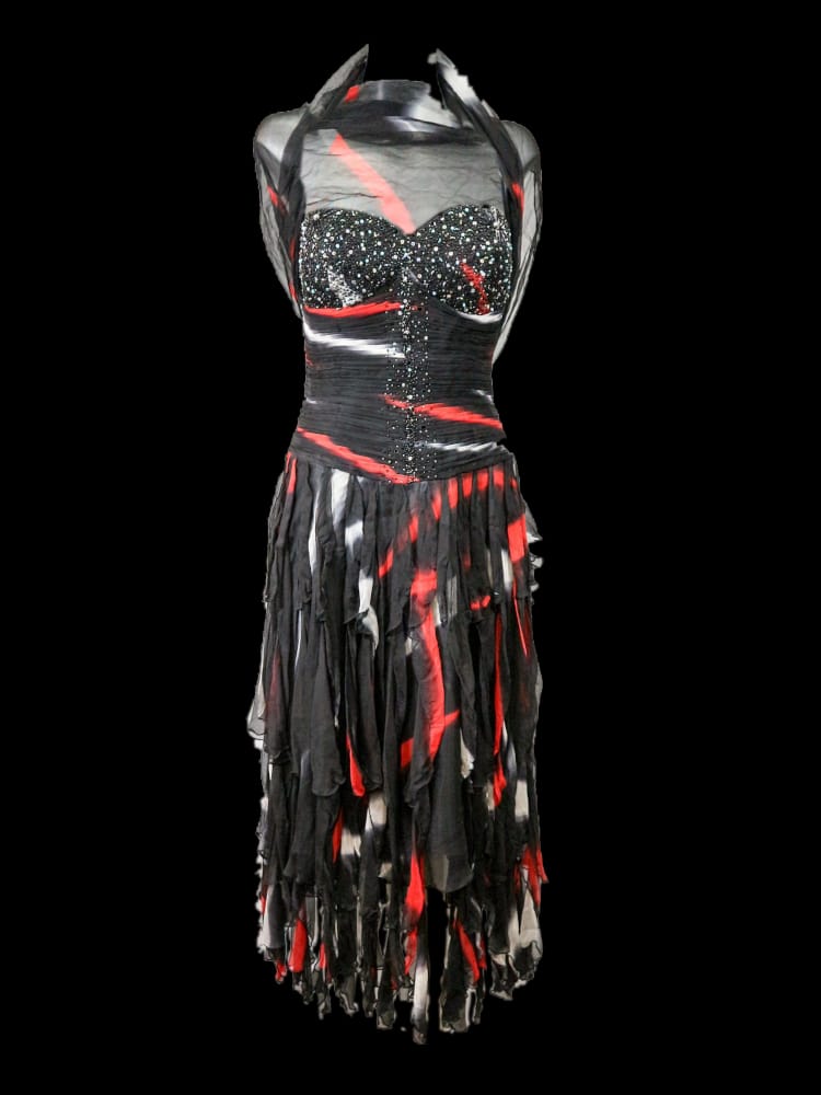 Vestido sun dress midi, en crepé de seda negro con estampado Vestido sun dress midi, en crepé de seda negro con estampado